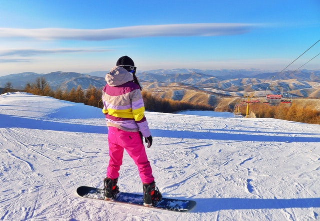 Snowboardistka na svahu